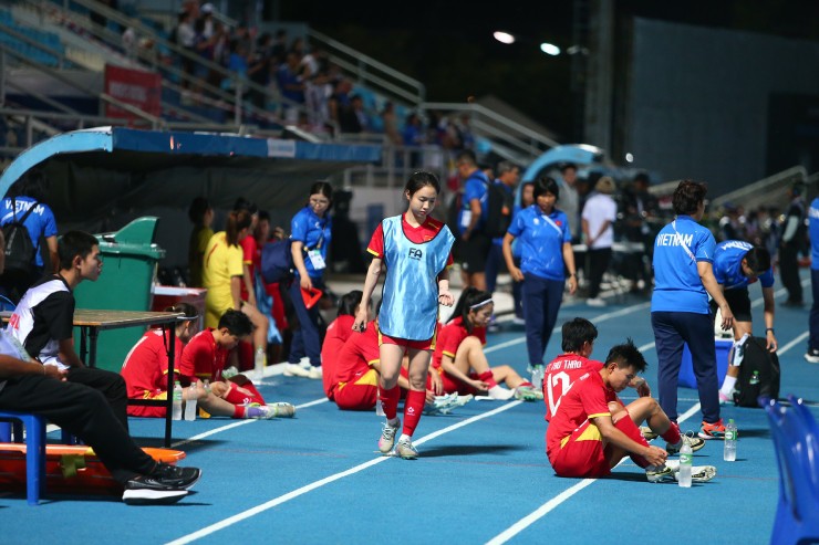 Tuyển nữ Việt Nam mất “oan” quả phạt đền, hot girl Thanh Ngã “chết lặng” sau trận thua Philippines - 13