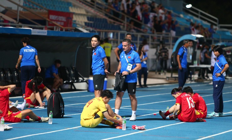 Tuyển nữ Việt Nam mất “oan” quả phạt đền, hot girl Thanh Ngã “chết lặng” sau trận thua Philippines - 14