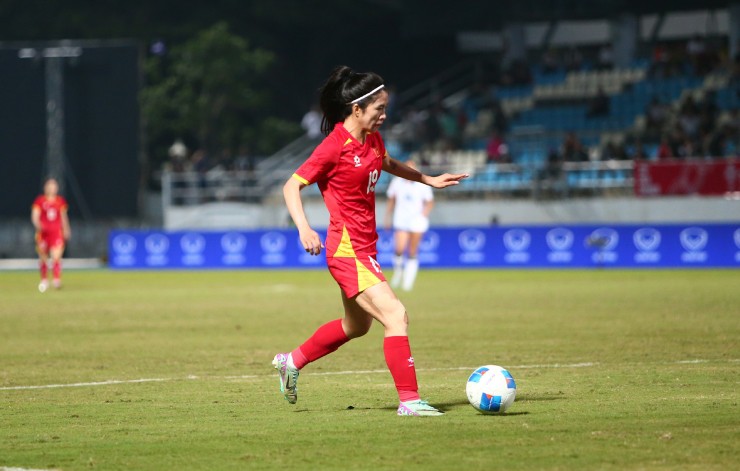 2: Tình huống tranh cãi xảy ra ở phút 90+2 khi Thanh Nhã có bóng nơi hành lang cánh phải, cô đi bóng tốc độ vào vòng cấm trước khi thực hiện đường tạt.