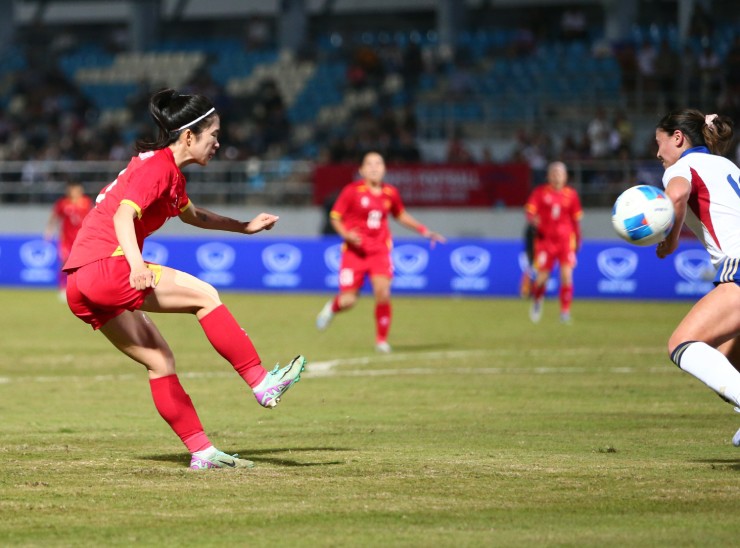 3: Cú tạt của Thanh Nhã đưa bóng chạm tay hậu vệ của Philippines