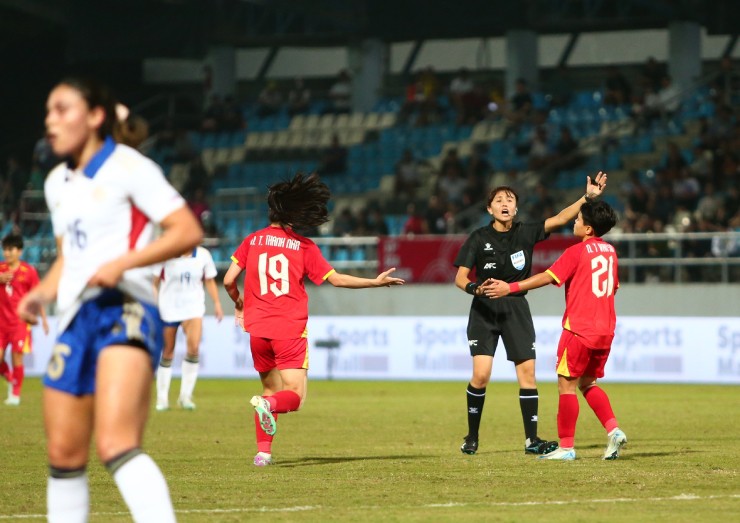 5,6: Dù các cầu thủ Việt Nam đã phản ứng mạnh mẽ nhưng trọng tài chính vẫn cho trận đấu tiếp tục