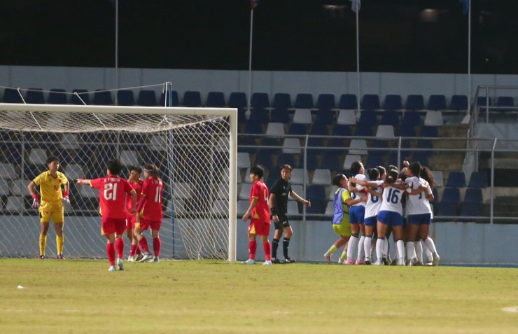 9: Bi kịch xảy ra ở phút bù giờ cuối cùng, tuyển Philippines sau cú phất bóng dài đã có bàn thắng ấn định tỉ số 1-0 của trận đấu đầy ngỡ ngàng.