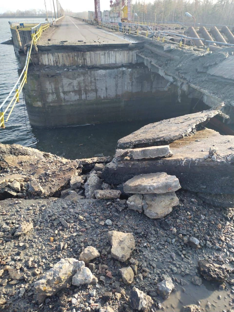 Hình ảnh hư hại tại đập nước của Ukraine ở vùng Kharkiv. Ảnh: Kyiv Post.