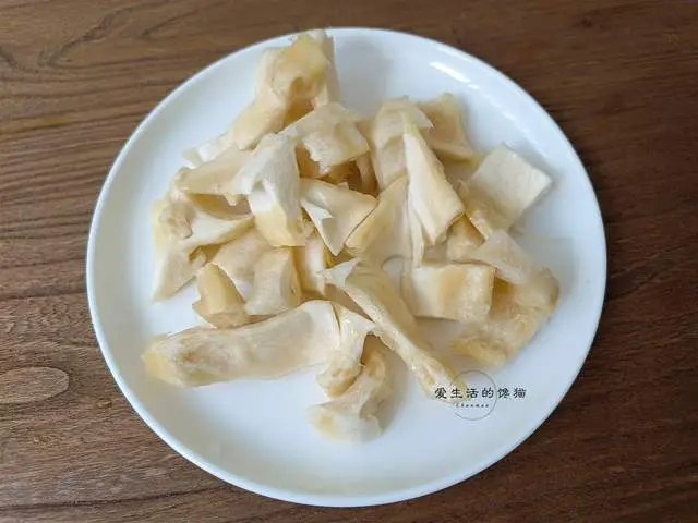 Gọt bỏ lớp gai cứng bên ngoài, lấy phần cơm trắng bên trong, cắt thành miếng nhỏ để dùng.