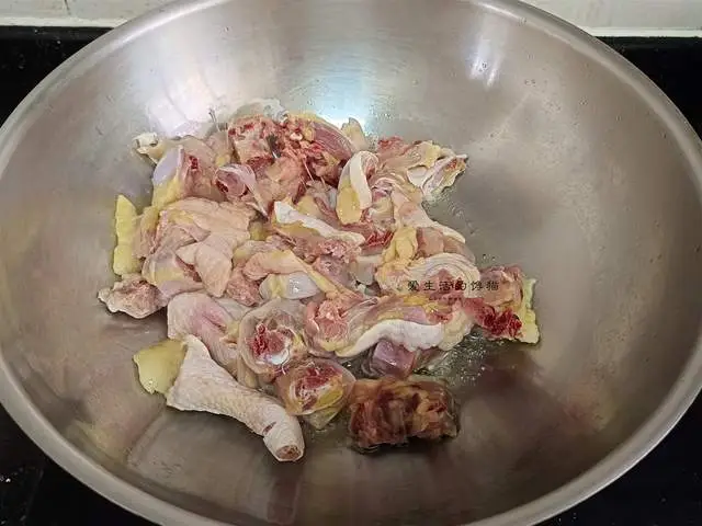 Rửa sạch gà, chặt thành miếng vừa ăn. Làm nóng nồi, cho ít dầu vào, phi thơm gừng, sau đó cho gà vào xào.