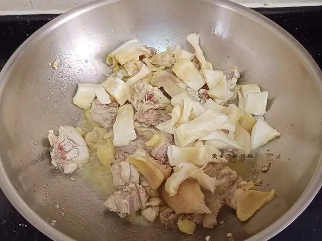 Đổ thêm một ít rượu nấu ăn vào để khử mùi tanh của thịt gà. 