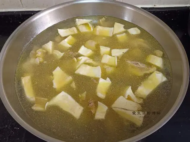 Cho phần vỏ sầu riêng đã cắt nhỏ cùng táo đỏ vào nồi hầm với thịt gà, thêm lượng nước vừa đủ. Đun lửa lớn đến khi sôi rồi hạ nhỏ lửa hầm trong 45 phút. Cuối cùng cho câu kỷ tử vào, nấu thêm khoảng 5 phút rồi nêm muối vừa ăn.