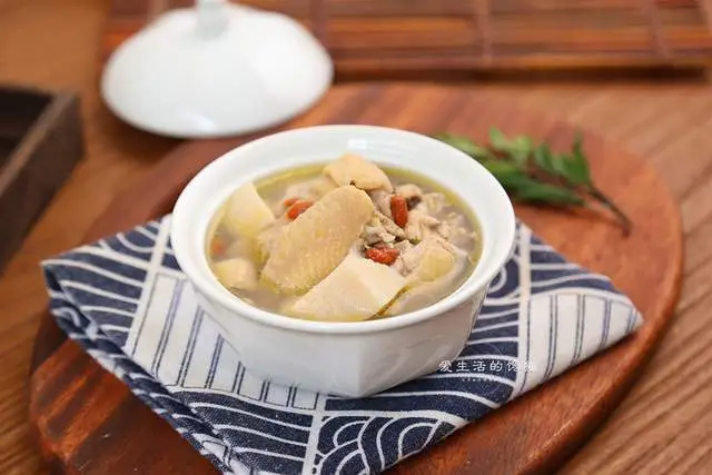 Một bát canh gà hầm vỏ sầu riêng thơm nức mũi đã hoàn thành.