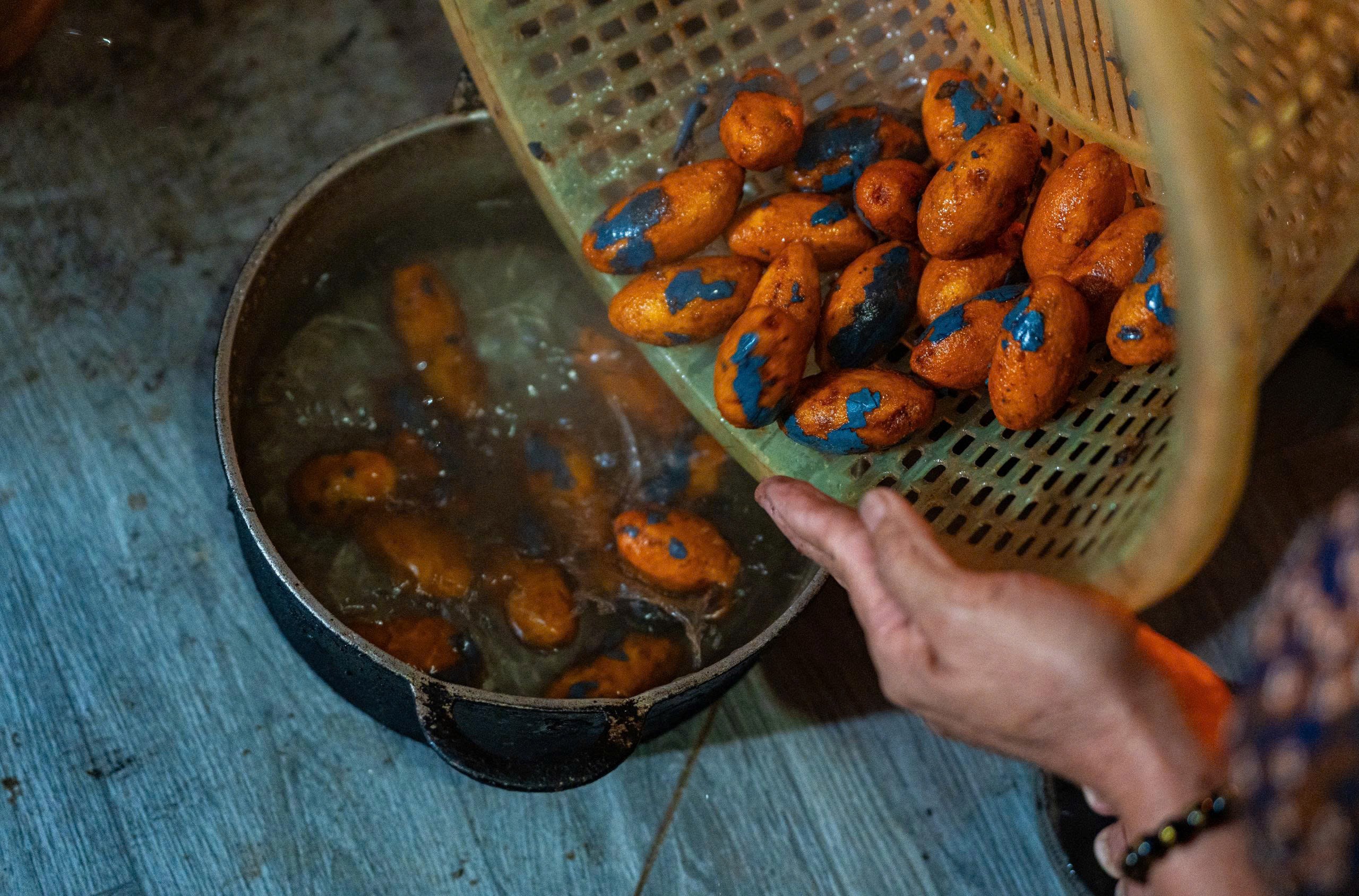 Thứ quả đen sì mọc đầy đồi núi Phú Thọ, đến mùa thành đặc sản gây nghiện - 7