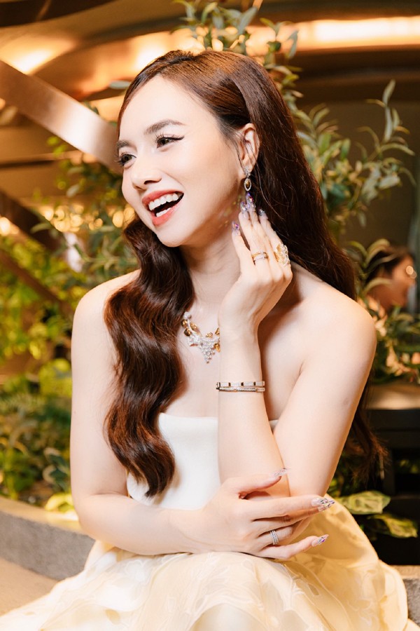 Ngoài có một sự nghiệp ổn định, một gia đình hạnh phúc sau biến cố sức khỏe của chồng, Đinh Ngọc Diệp còn luôn ý thức chăm sóc bản thân để sắc vóc luôn trẻ đẹp dù đã ngoài 40 tuổi.