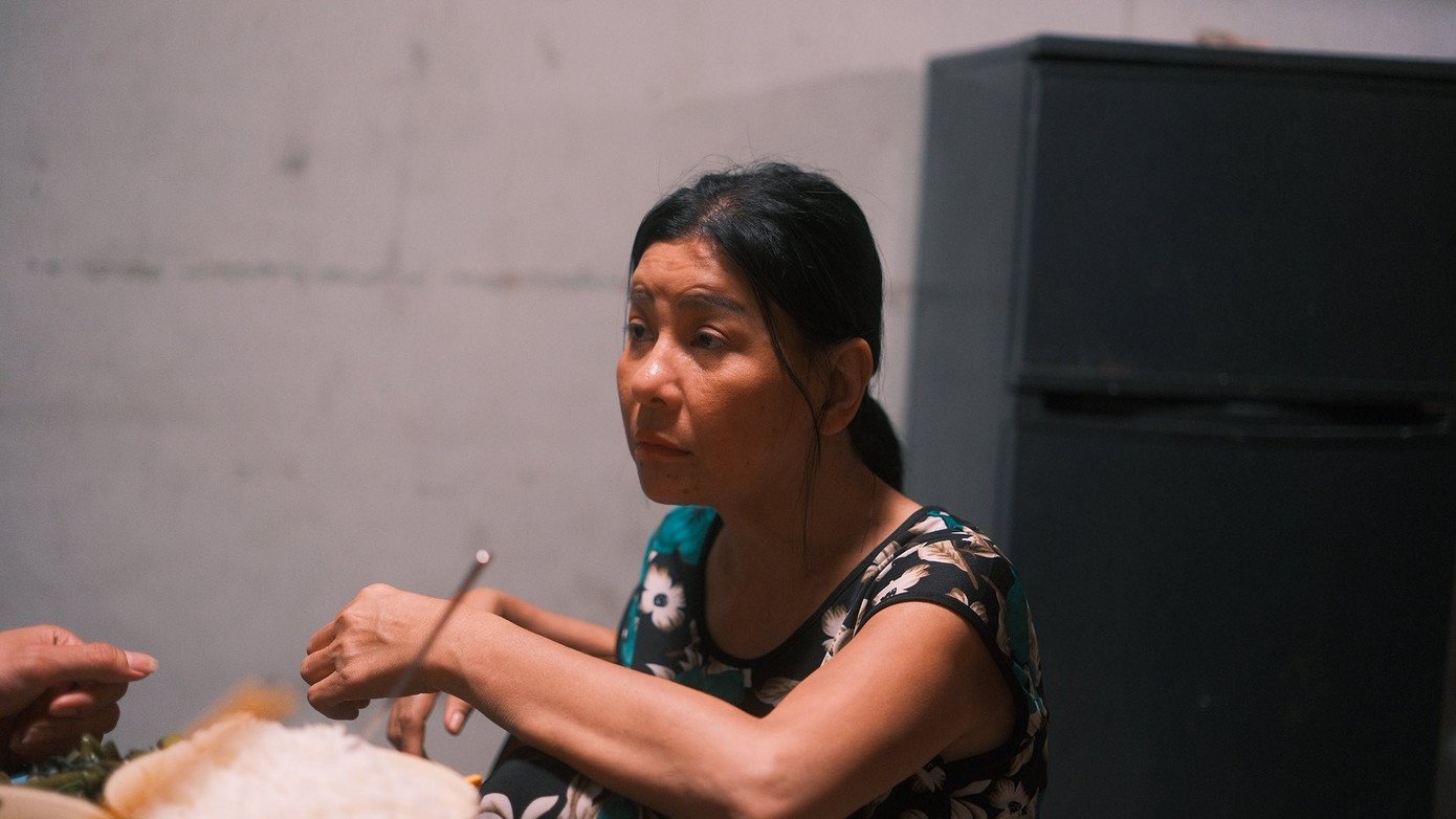 Tiệm cầm đồ (trái) và Bịt mắt bắt nai thua lỗ do chất lượng thảm họa.