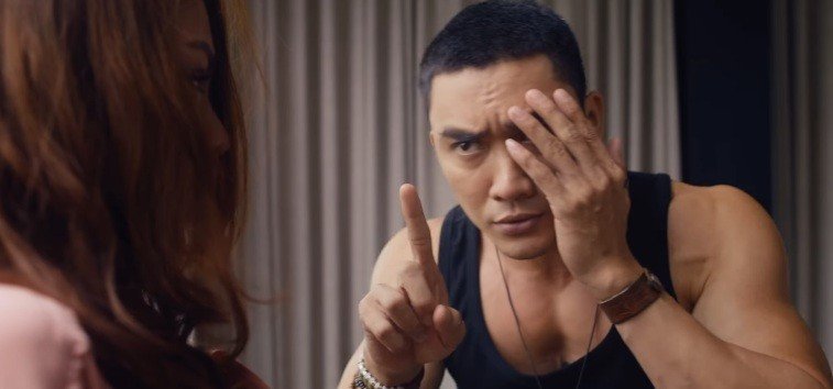 Tiệm cầm đồ (trái) và Bịt mắt bắt nai thua lỗ do chất lượng thảm họa.