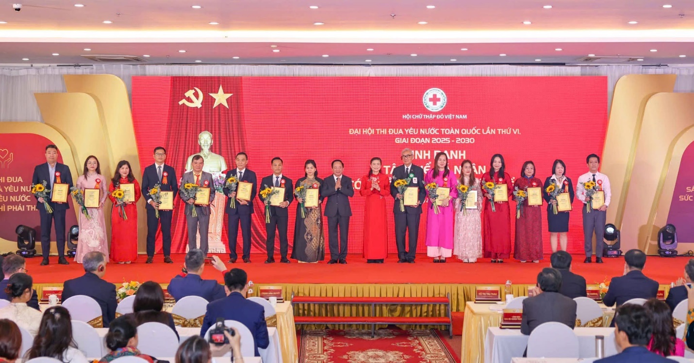 Đại diện Ngân hàng TMCP Quân đội (MB) được vinh danh cùng các đối tác khác trong Đại hội Thi đua yêu nước toàn quốc lần thứ VI, giai đoạn 2025 – 2030