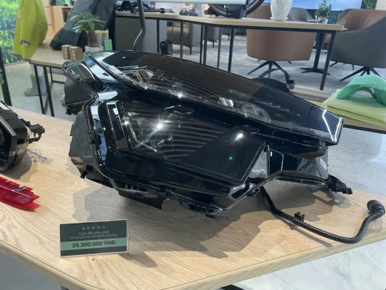 Một bên đèn chiếu sáng trên xe Skoda có mức giá tương đồng như giá tiền xe Xpander. 