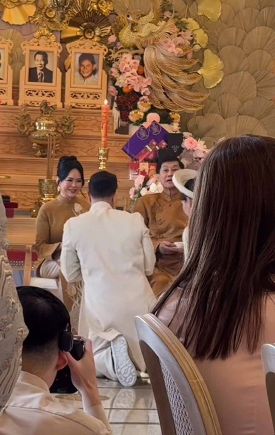 Hình ảnh trong lễ gia tiên của Tiên Nguyễn và Justin Cohen trong buổi sáng cùng ngày.