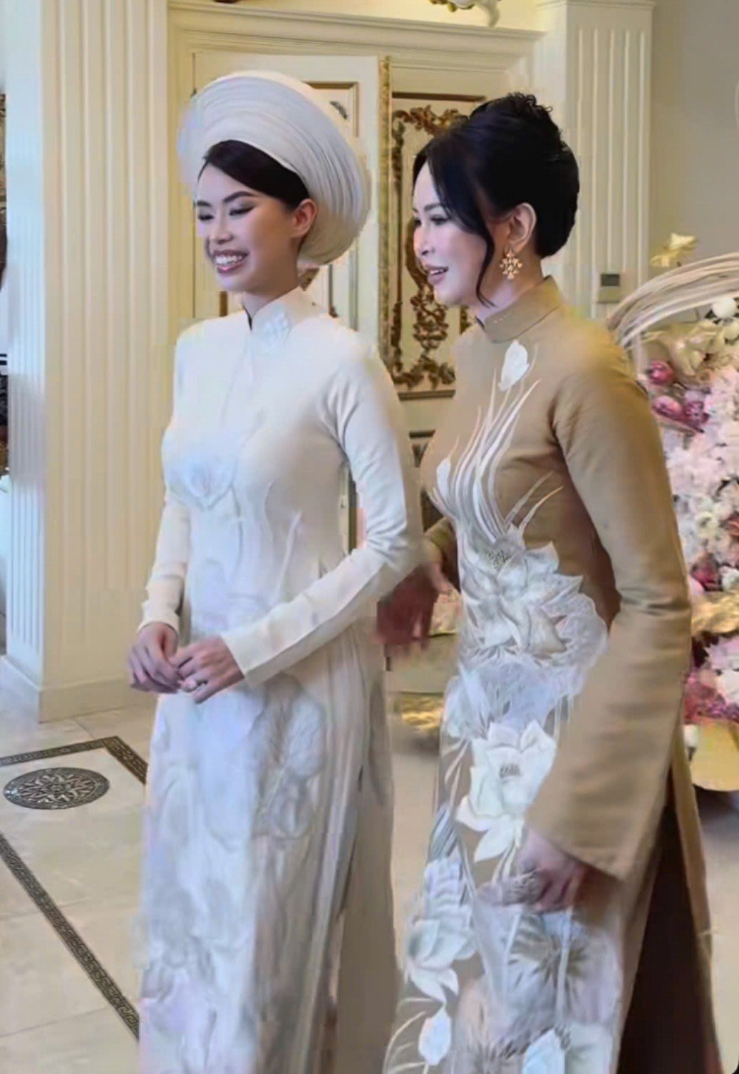 Hình ảnh trong lễ gia tiên của Tiên Nguyễn và Justin Cohen trong buổi sáng cùng ngày.