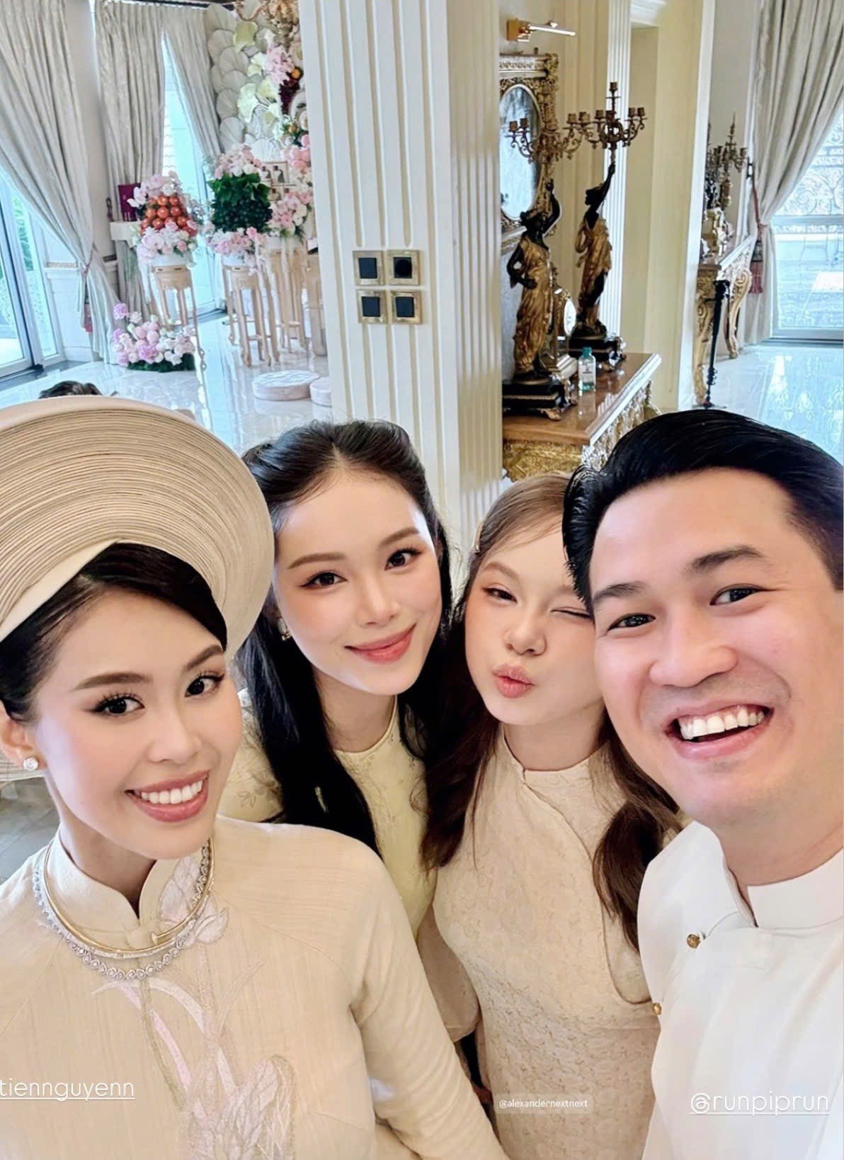 Hình ảnh trong lễ gia tiên của Tiên Nguyễn và Justin Cohen trong buổi sáng cùng ngày.