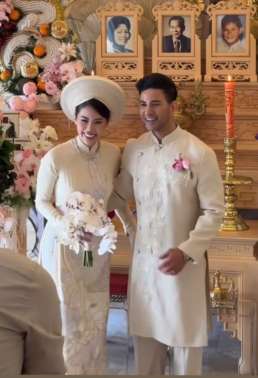 Hình ảnh trong lễ gia tiên của Tiên Nguyễn và Justin Cohen trong buổi sáng cùng ngày.