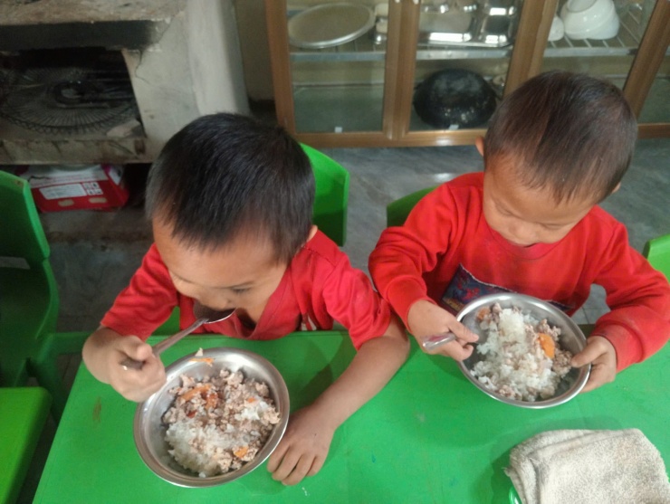 Trẻ em vùng cao ở Nghệ An được dự án "Nuôi em" hỗ trợ. Ảnh: Q.Đ