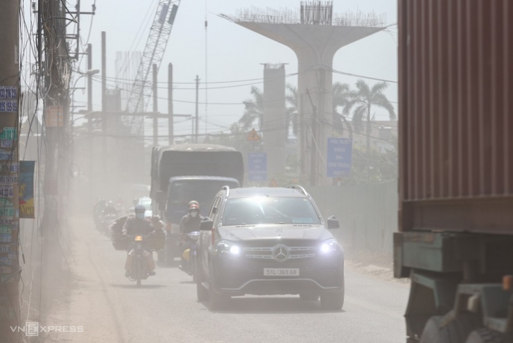Bụi mịt mù trên đường gần công trường Vành đai 3 TP HCM - 1