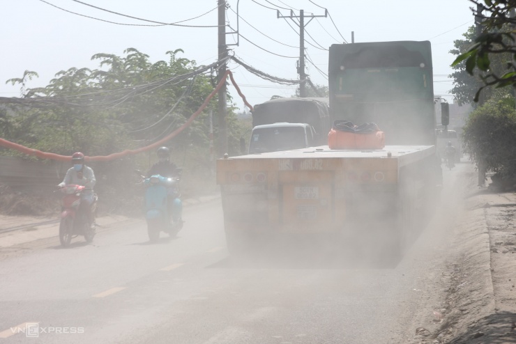 Bụi mịt mù trên đường gần công trường Vành đai 3 TP HCM - 4