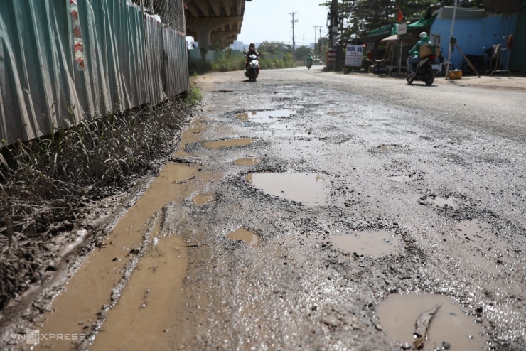 Bụi mịt mù trên đường gần công trường Vành đai 3 TP HCM - 14