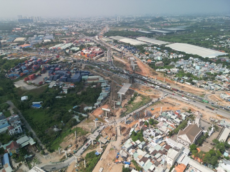 Bụi mịt mù trên đường gần công trường Vành đai 3 TP HCM - 15