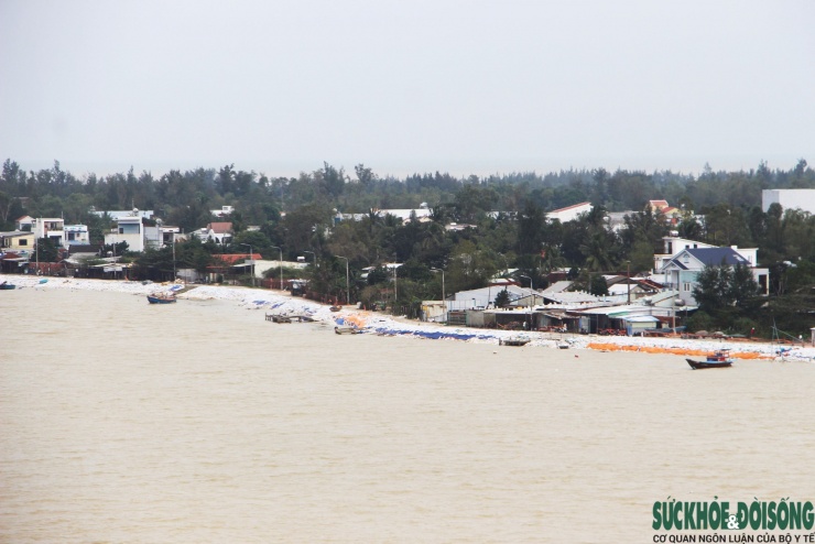 Cả làng chạy đua với thời gian, giành từng mét đất trước 'hà bá' - 1