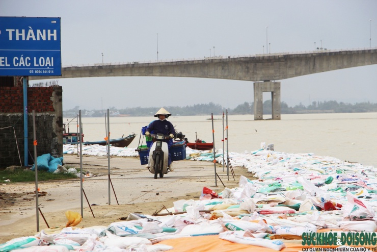 Cả làng chạy đua với thời gian, giành từng mét đất trước 'hà bá' - 14