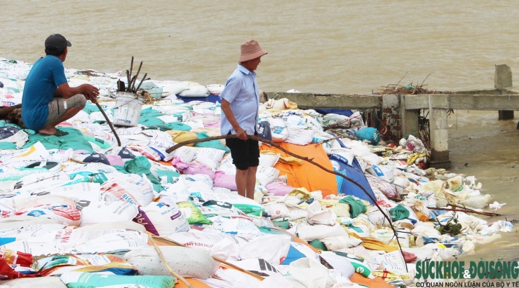 Clip: Vô số bao cát được thả xuống để cứu kè An Lương đang bị xói lở.