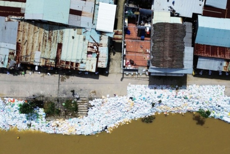 Cả làng chạy đua với thời gian, giành từng mét đất trước 'hà bá'