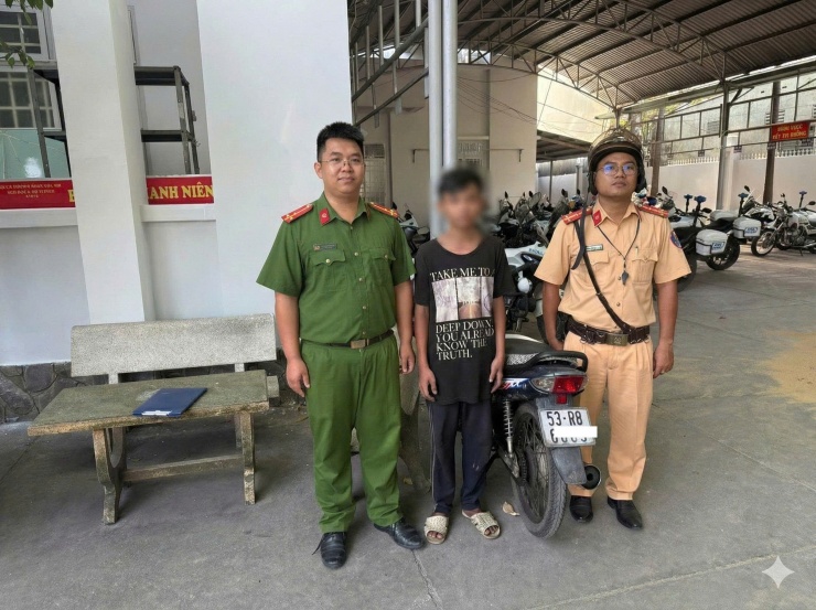 Tang vật vụ việc và thiếu niên điều khiển xe mô tô đi bằng một bánh tại cơ quan Công an