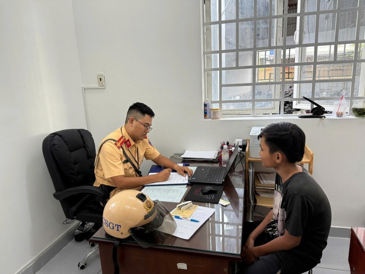 Cán bộ Phòng CSGT làm việc, lấy lời khai đối tượng có liên quan
