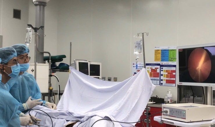 Các bác sĩ thực hiện cuộc phẫu thuật nội soi cấp cứu, lấy dị vật cho bệnh nhân