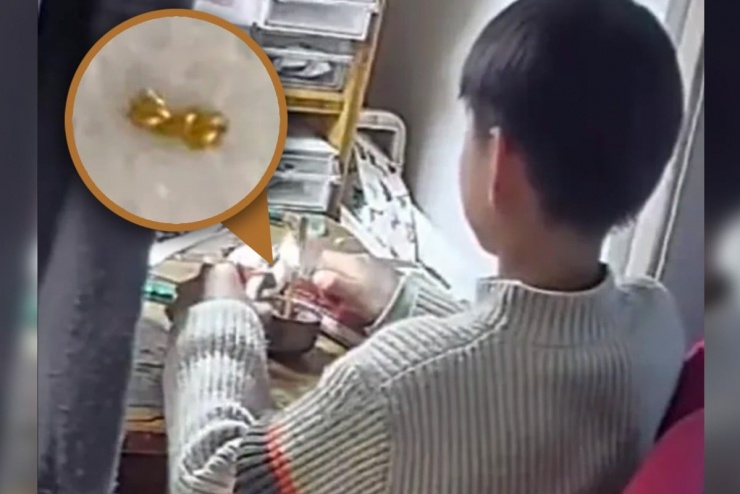 Cậu bé cắn sợi dây chuyền của mẹ ra từng miếng nhỏ rồi mang tặng cho các bạn cùng lớp.