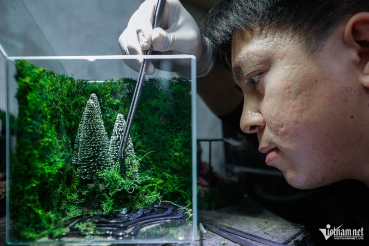 Nắm bắt xu hướng chơi cây của giới trẻ trong lồng kính, các sản phẩm terrarium về Noel (tiểu cảnh Giáng sinh trong lồng kính) được lên kế hoạch và đưa vào sản xuất hàng loạt. Theo anh Nguyễn Quốc Trường (1992 - đồng sáng lập doanh nghiệp), trung bình mỗi tháng gần đây, cơ sở của anh sản xuất khoảng 2.000 đơn hàng, doanh thu đạt hơn 2 tỷ đồng.