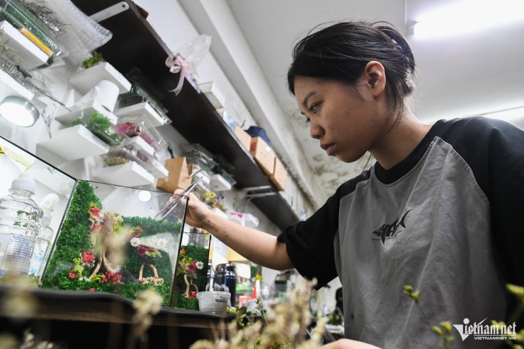 Bên cạnh sản xuất quà tặng, cơ sở của anh Trường còn đào tạo việc làm cho những người khuyết tật. Vũ Thị Mai Hương (người khiếm thính) là một trong những người thợ lành nghề trong việc tạo ra các sản phẩm thủ công tỉ mẩn này. "Hương có độ tập trung cao và đôi bàn tay khéo léo hơn người khác. Bởi vậy, bạn ấy phù hợp với công việc này đến ngạc nhiên. Lương, thưởng của Hương có tháng còn cao nhất đội", anh Trường nói.