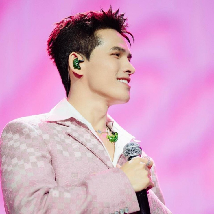 Ca sĩ Quốc Thiên.