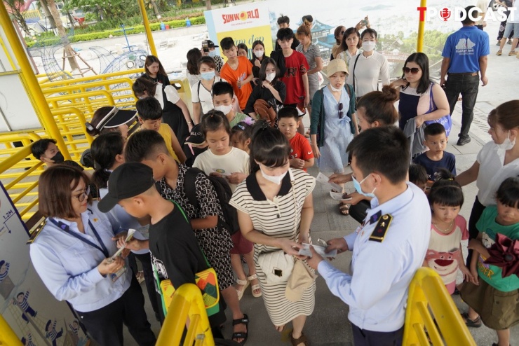 Từ 10/12, mua vé tham quan vịnh Hạ Long phải cung cấp CCCD, hộ chiếu.