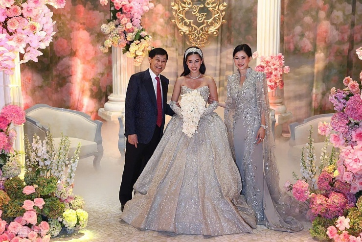 Bà Lê Hồng Thuỷ Tiên cùng chồng và con gái trong lễ cưới. Ảnh: Quỳnh Trần