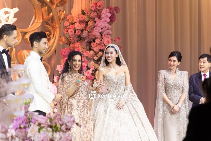 Người mẹ quyền lực của Tiên Nguyễn, là doanh nhân tỷ phú và sở hữu nhan sắc bền vững qua nhiều thập kỷ - 10