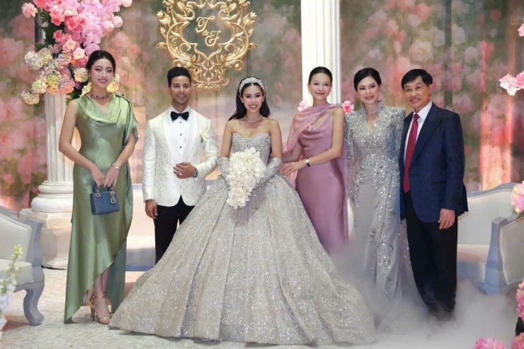 Người mẹ quyền lực của Tiên Nguyễn, là doanh nhân tỷ phú và sở hữu nhan sắc bền vững qua nhiều thập kỷ - 13