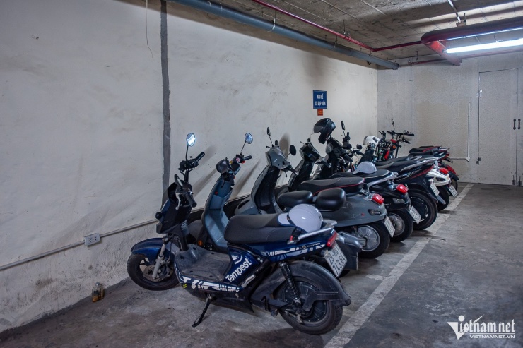 Nhiều khu chung cư lúng túng nếu lượng xe máy, xe đạp điện tăng nhanh. Ảnh: Thế Bằng