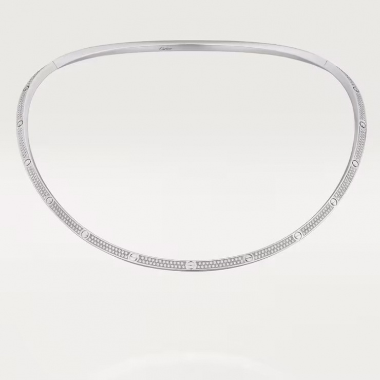 Cô kết hợp với mẫu vòng cổ dạng torque khác cũng đến từ Cartier, hiện thân của những cảm xúc gắn kết. Vòng được chế tác từ vàng trắng 18K, gắn 450 viên kim cương với tổng trọng lượng 2,45 carat. Đây là thiết kế phiên bản giới hạn, không dễ để sở hữu. Thương hiệu định giá chiếc vòng này 71.000 USD (gần 1,9 tỷ đồng).