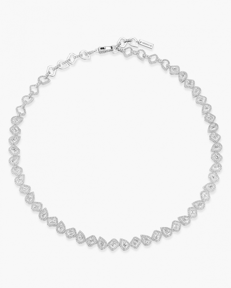 Bộ sính lễ của Tiên Nguyễn được hoàn thiện với vòng cổ My Twin Rivière từ Messika, chế tác từ vàng trắng, khảm nạm kim cương trong giác cắt quả lê và giác cắt emerald. Thiết kế có giá 53.000 Euro (khoảng 1,8 tỷ đồng).