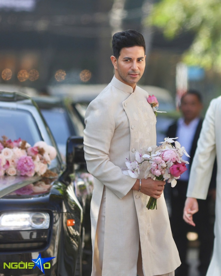 Chú rể Justin Cohen cũng có lựa chọn trang sức xứng tầm, ăn ý cùng bạn đời. Anh đeo vòng tay Cartier LOVE đồng điệu với vòng cổ của Tiên Nguyễn.