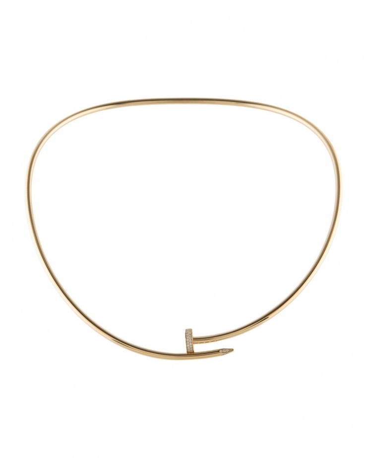 Ra đời từ những năm 1970, Cartier Juste Un Clou trở thành một biểu tượng trang sức. Chiếc kiềng Tiên Nguyễn đeo được đính kim cương hai đầu, có giá bán 18.700 USD (khoảng 500 triệu đồng).