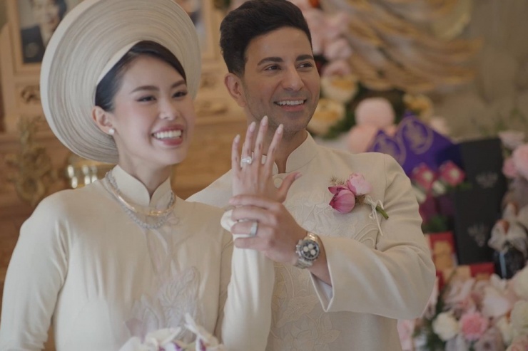 Bạn đời của Tiên Nguyễn còn đeo chiếc đồng hồ Cosmograph Daytona đắt đỏ từ thương hiệu Rolex.