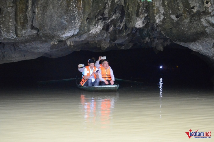 Cửa vào hang Bụt nằm trên dòng sông Bến Đang