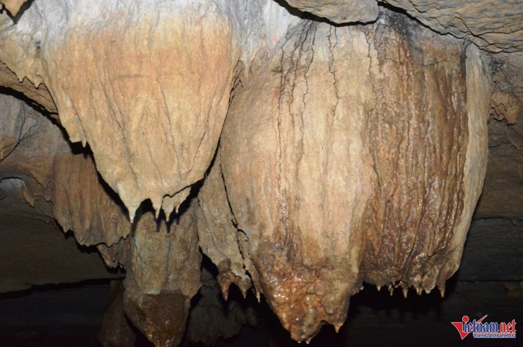 Trong hang Bụt có rất nhiều thạch nhũ hình đào tiên, voi phục...